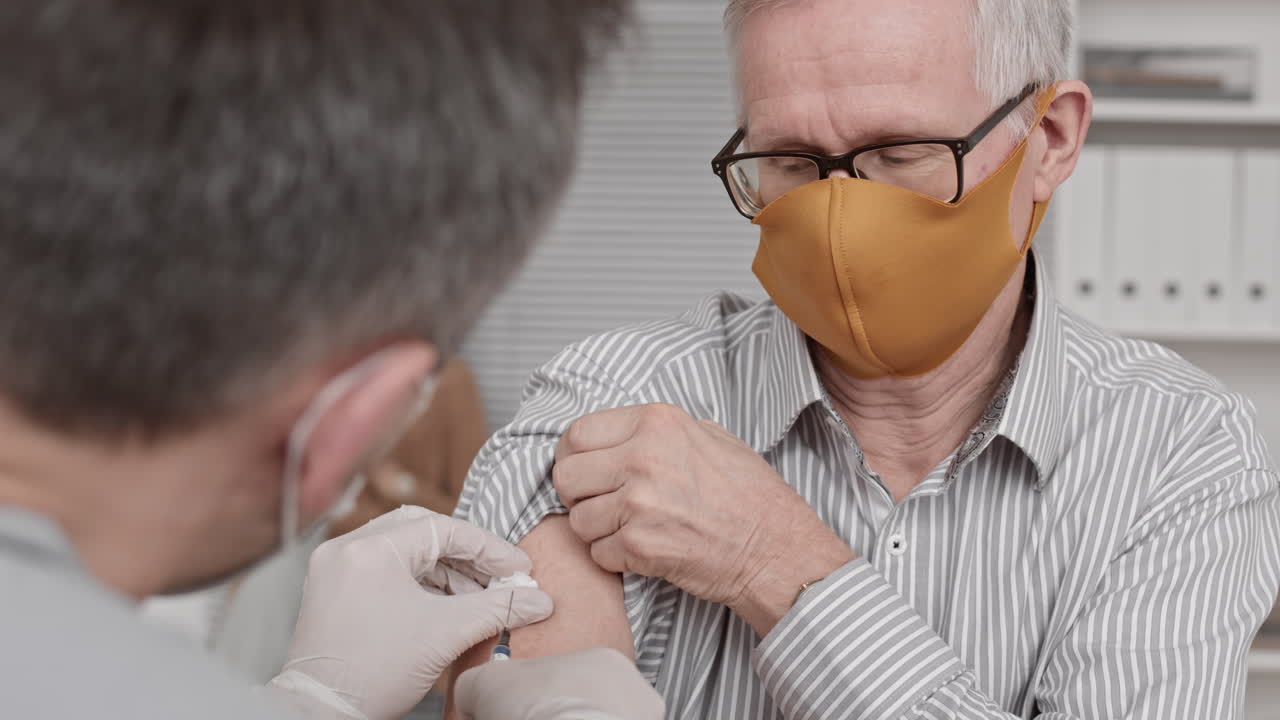 Uomo anziano che riceve un'iniezione di medicinale