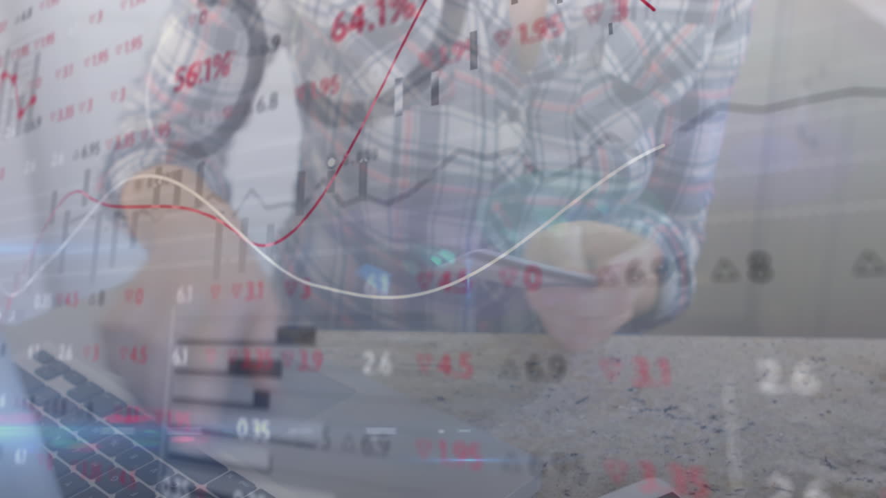 온라인 쇼핑을 위해 신용카드를 사용하는 여성의 중간 섹션에서 데이터 처리의 애니메이션