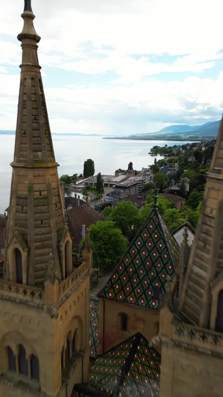 Neuchâtel-slottet og den tilstødende Stiftskirke Schweiz aerial drone vertikal video