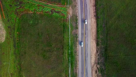 los autos se cruzan en la autopista cabrillo en california al amanecer