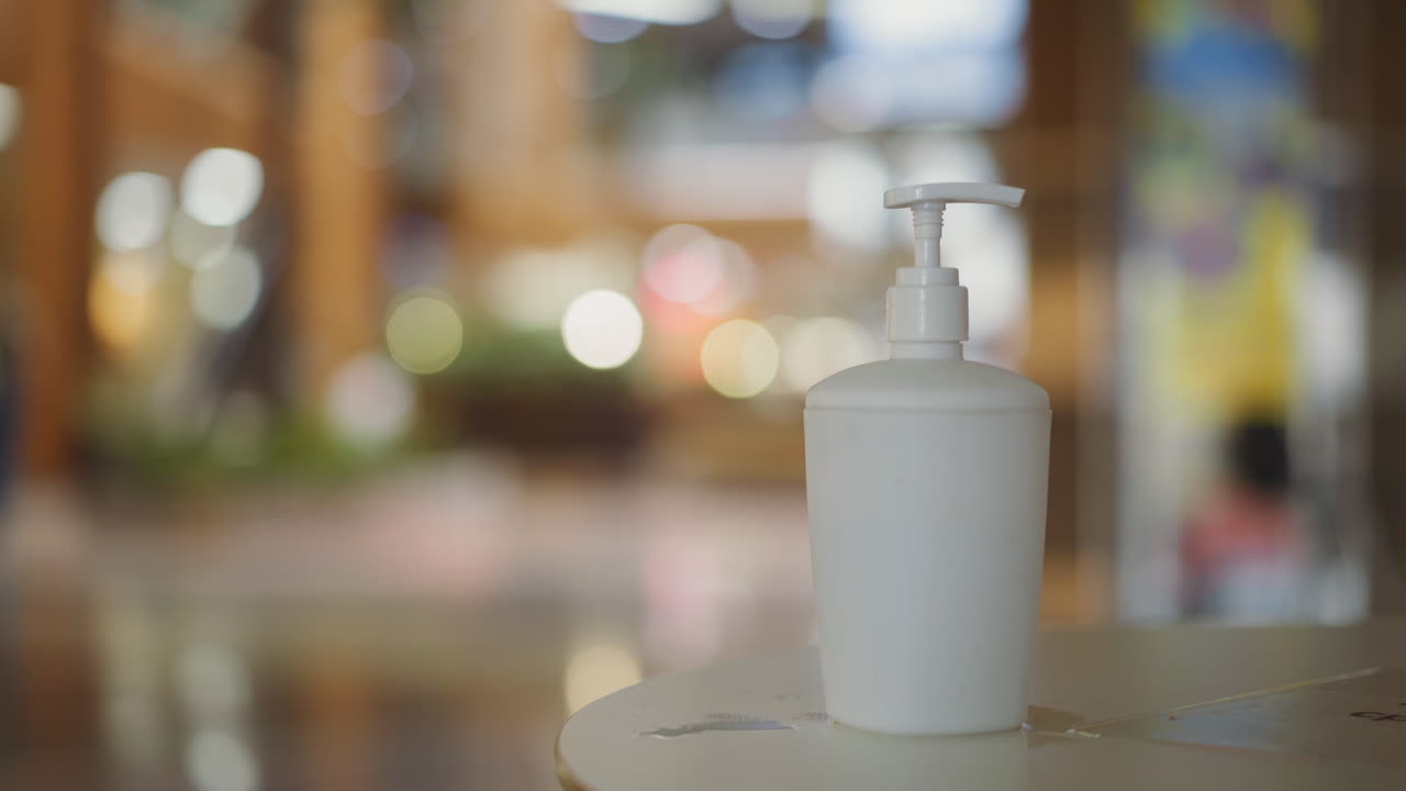 대형 창고의 둥근 테이블에 있는 살균제 분배기