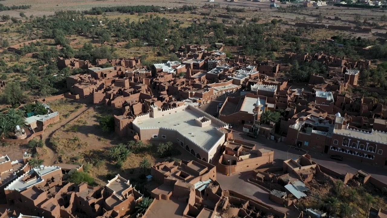 Rekaman drone udara desa bersejarah Ushaiqer yang merupakan salah satu kota tertua di Arab.