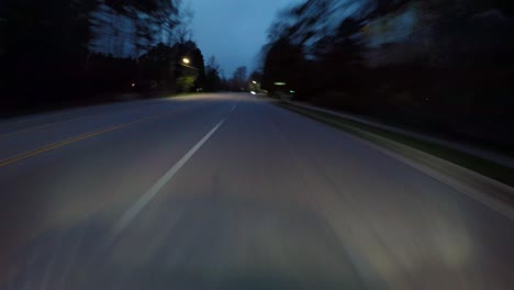 lapso de tiempo nocturno con autos y senderos ligeros en carreteras y caminos