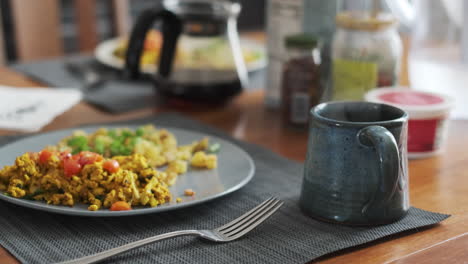 café matutino humeante en taza de cerámica hecha a mano con desayuno saludable