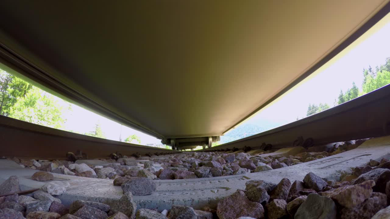 레일 아래 뷰에 여객 열차의 빠른 통과. 비디오에는 소리가 있습니다