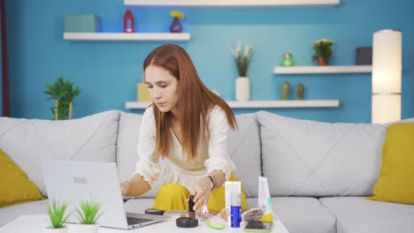 mujer joven haciendo compras desde una computadora portátil.