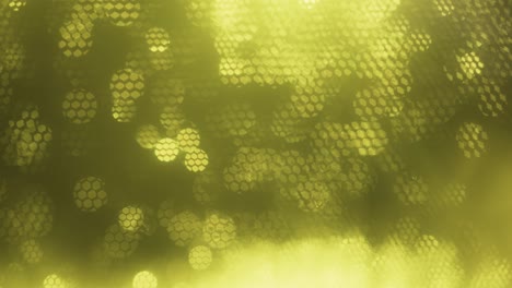 fondo borroso óptico abstracto amarillo. bokeh óptico superpuesto por panales en movimiento.