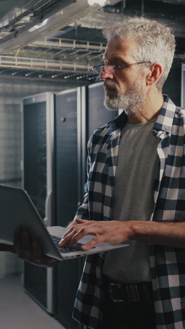 técnico informático trabajando en una sala de servidores