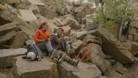 Kletterer-Sitzen-Auf-Einem-Felsen