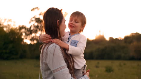 Amorosa-Madre-E-Hijo-Abrazándose-Al-Aire-Libre-Al-Atardecer.-Amorosa-Madre-E-Hijo-Abrazándose-Al-Aire-Libre-Al-Atardecer-Durante-Sus-Vacaciones-De-Verano