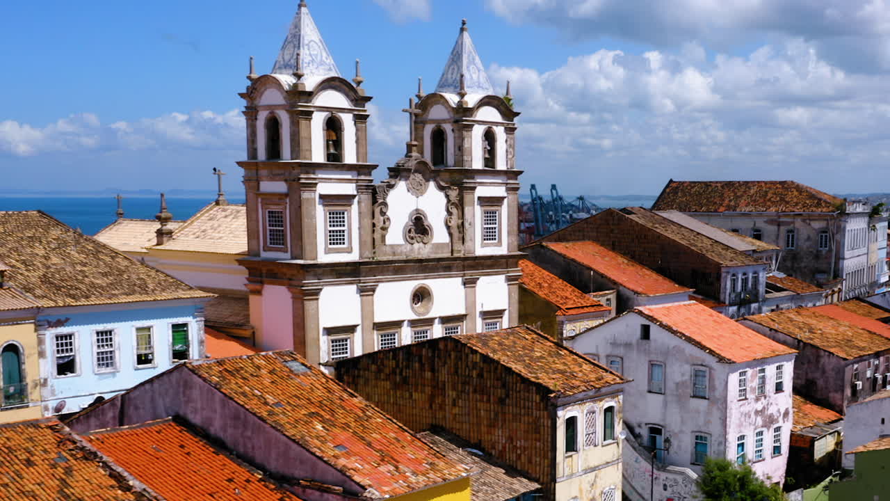 Letecký pohled na domy ve čtvrti Pelourinho a moře v pozadí, Salvador, Bahia, Brazílie