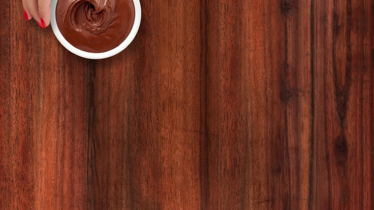 초콜릿 스프레이를 제공하는