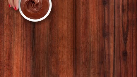 ofreciendo chocolate para untar