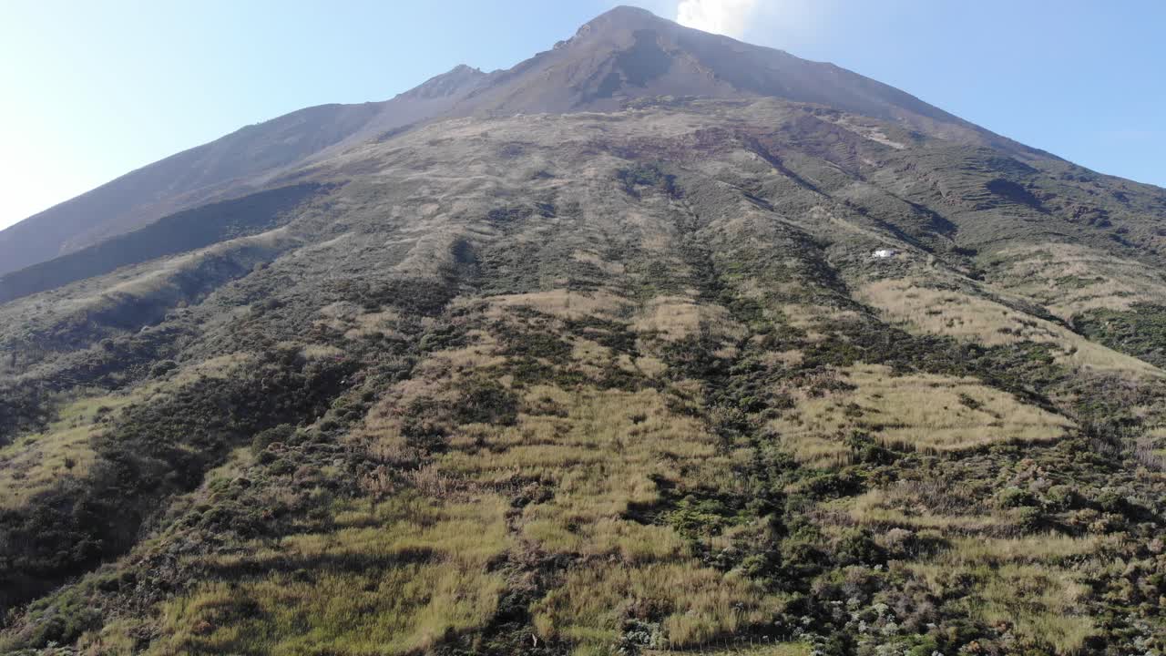 increíble toma aérea del volcán activo stromboli al mediodía, sicilia, italia