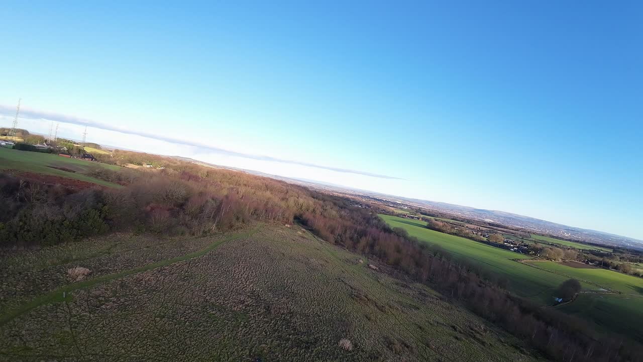 billinge hill beacon 가을 lancashire 농지 초원 숲을 가로 질러 비행하는 fpv 무인 항공기
