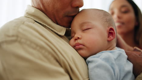 familia, bebé durmiendo y manos de los padres