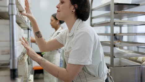 Feliz,-Horneando-Y-Una-Mujer-Con-Una-Caja-En-Una-Panadería