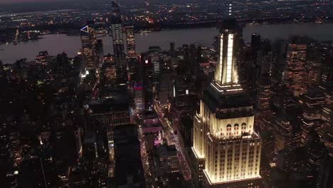 Luftaufnahme-Des-Empire-State-Buildings-über-Parallelen-Avenues-Und-Kreuzungen,-4K-Drohnenaufnahme