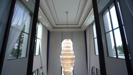 Diseño-Interior-De-Sala-De-Estar-De-Doble-Volumen-Con-Lámparas-De-Araña.