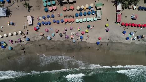 vista aérea de pájaro de la playa de sayulita, méxico