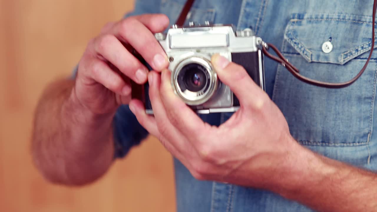 Hipster che usa la sua macchina fotografica d'epoca