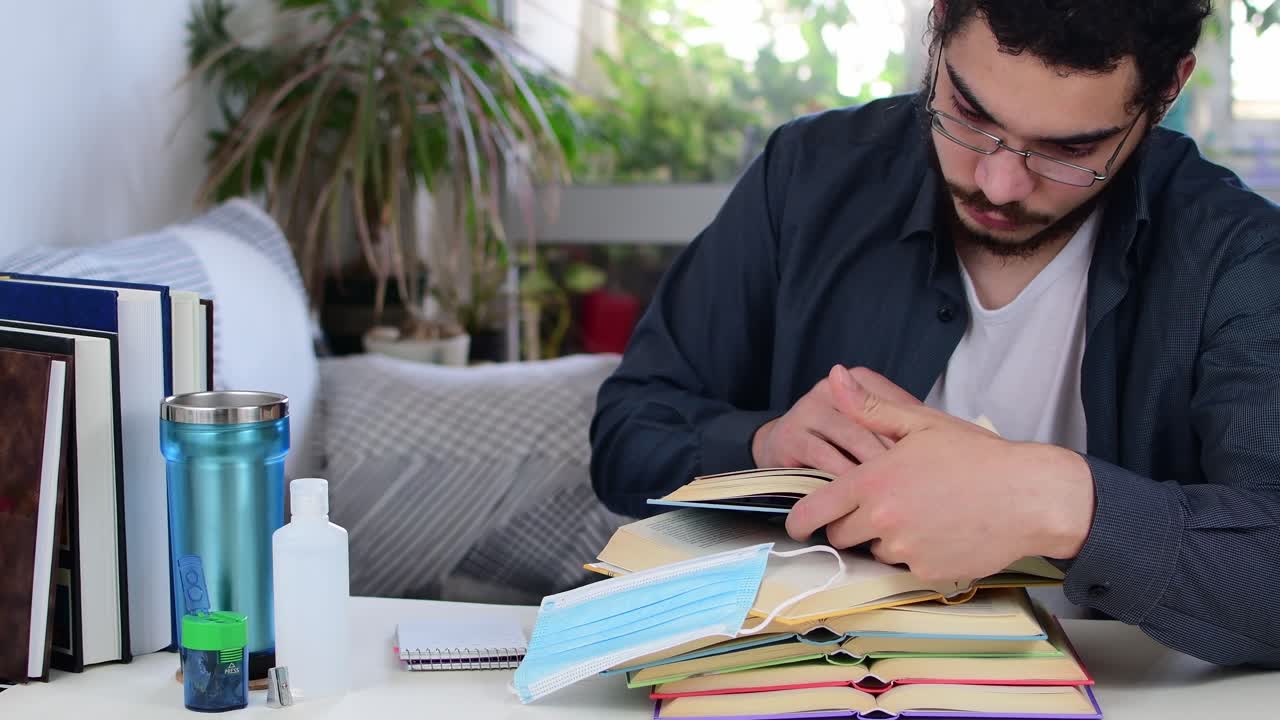 estudiante que estudia en el hogar