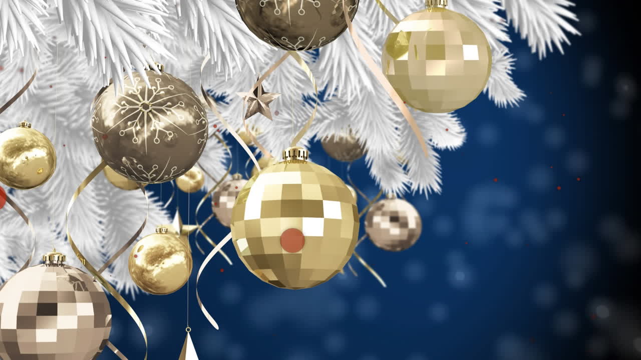 animación de las decoraciones del árbol de navidad sobre la nieve que cae sobre un fondo azul