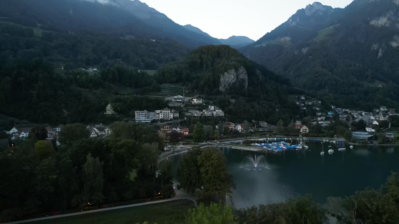 vista aérea de los grandes lagos de suiza situados en el valle rodeado de montañas