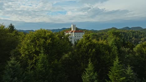 el castillo de trakoscan en croacia durante el verano - fotografía aérea de un dron