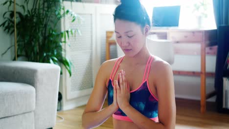 Schöne-Frau,-Die-Yoga-Im-Wohnzimmer-Praktiziert