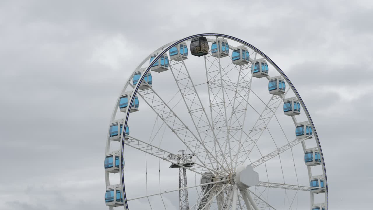 la enorme rueda de la ferris en el centro de helsinki, finlandia