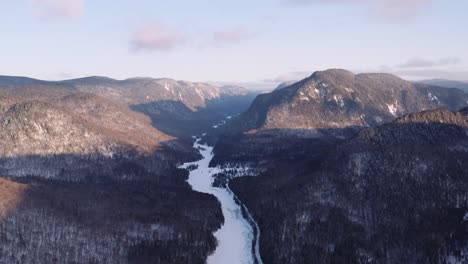 antena dinámica del amanecer sobre el fiordo en quebec, canadá bosque boreal parque nacional jacques cartier