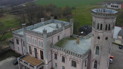 vista de ángulo alto de vecauce manor, un edificio de estilo gótico en auce, zemgale, letonia