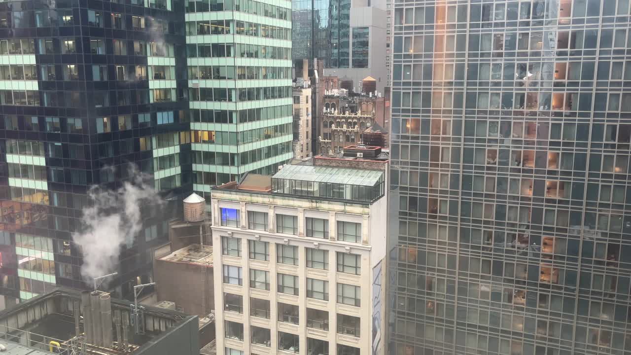 Escena de ventanas de edificios en la ciudad. Grabación a mano alzada