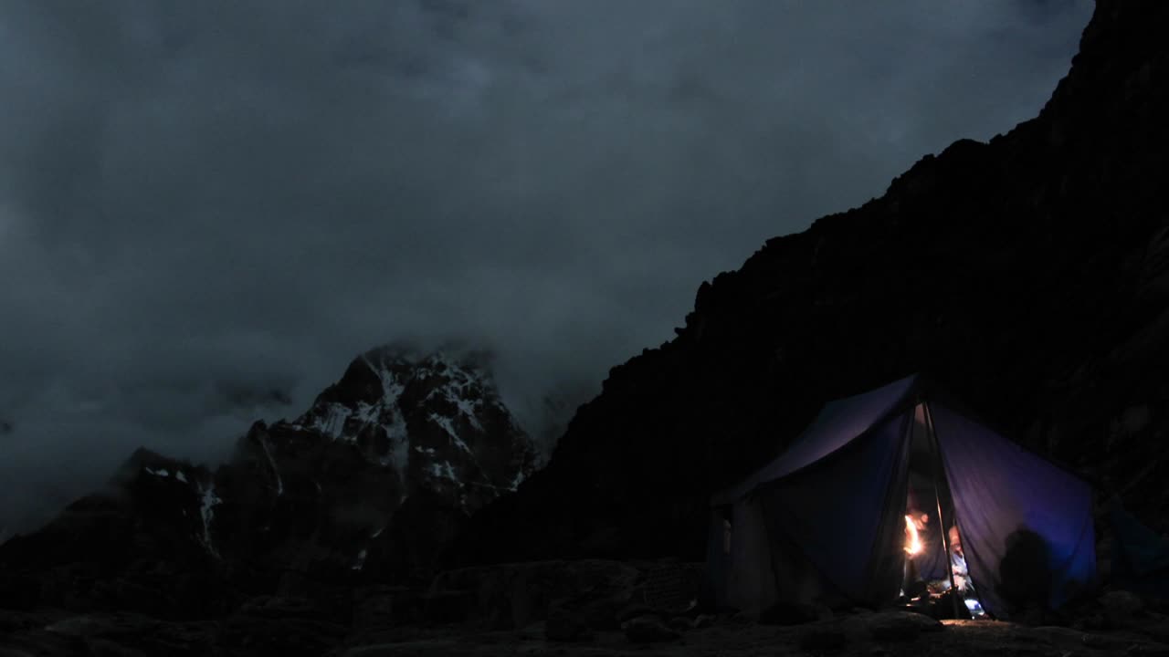 야간 등반가들이 들어오고 나갈 때 캠프에서 텐트 라이트 업