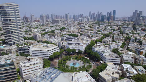 Sie-Kreisen-Um-Den-Dizengoff-Platz,-Während-Fußgänger-An-Einem-Brunnen-In-Der-Mitte-Des-Platzes-Vorbeigehen-–-Parallaxenaufnahme