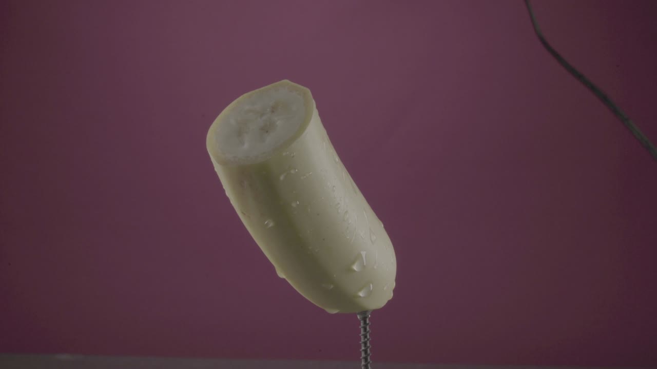 banana girando con bucle en la pantalla de fucsia para la llave de croma