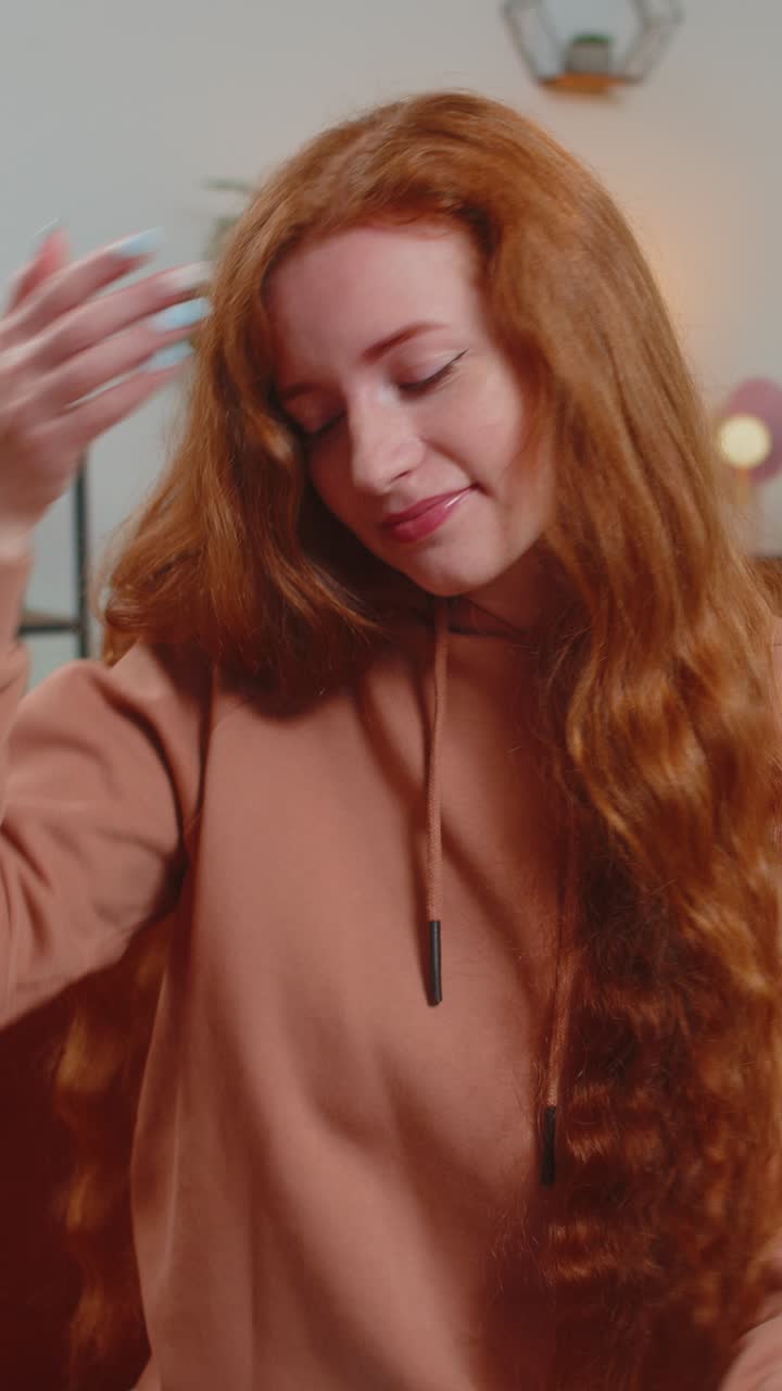 mujer molesta haciendo falta de respeto gesto decepcionado en los resultados fallidos malas noticias en el sofá sofá en casa