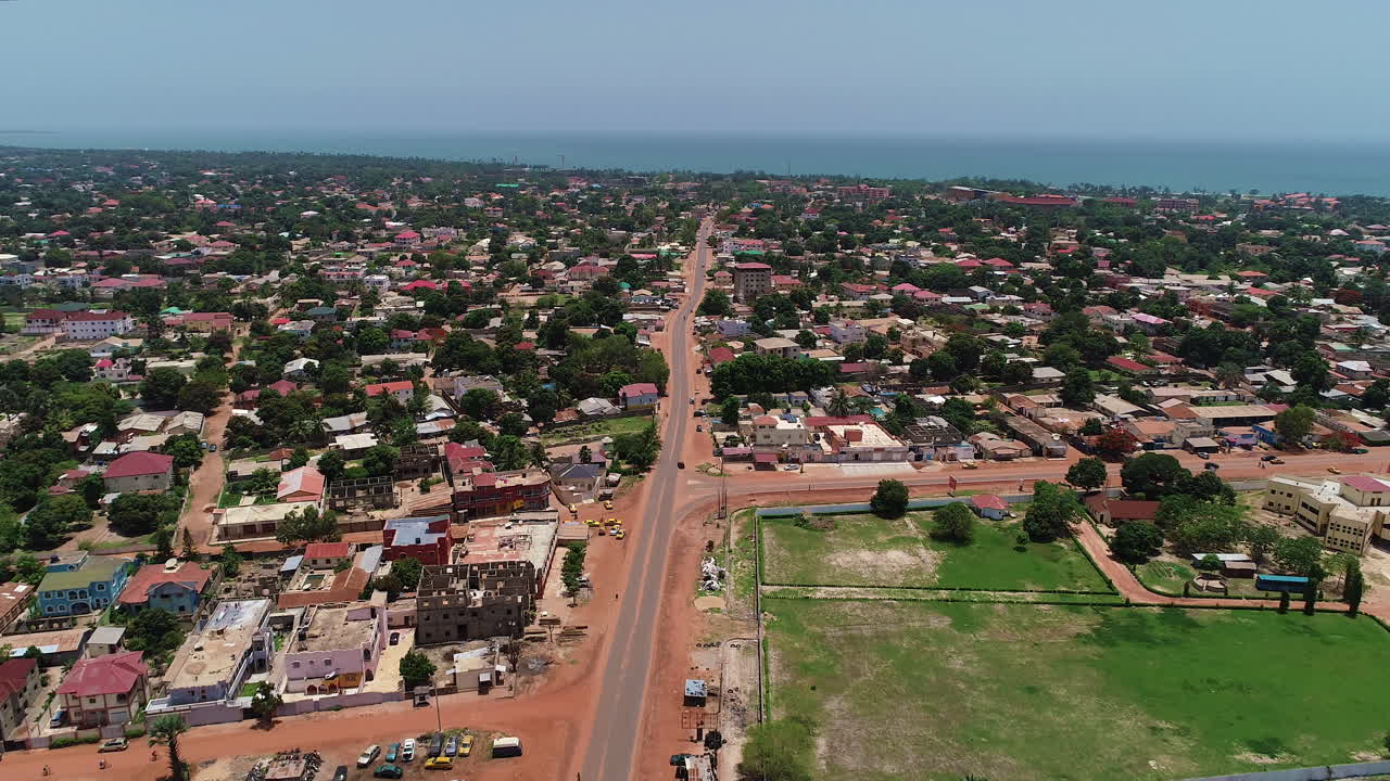 Vista aérea sobre Kololi Road en Bakoteh Serrekunda, Gambia, África, hacia el Océano Atlántico Norte.
