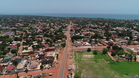 vista aérea sobre la carretera kololi en bakoteh serrekunda gambia áfrica hacia el océano atlántico norte