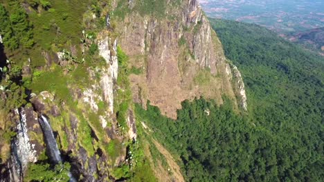 Drohnenaufnahme-Der-Mutarazi-Wasserfälle-In-Simbabwe-–-Drohne-Fliegt-Neben-Dem-Berg-Und-Gibt-Den-Blick-Auf-Den-Wasserfall-Frei