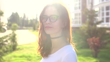 joven con gafas al aire libre