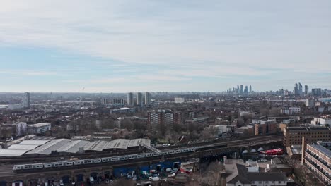 Disparo-De-Un-Dron-Sobre-Un-Tren-Ferroviario-Nacional-Que-Salía-De-Londres