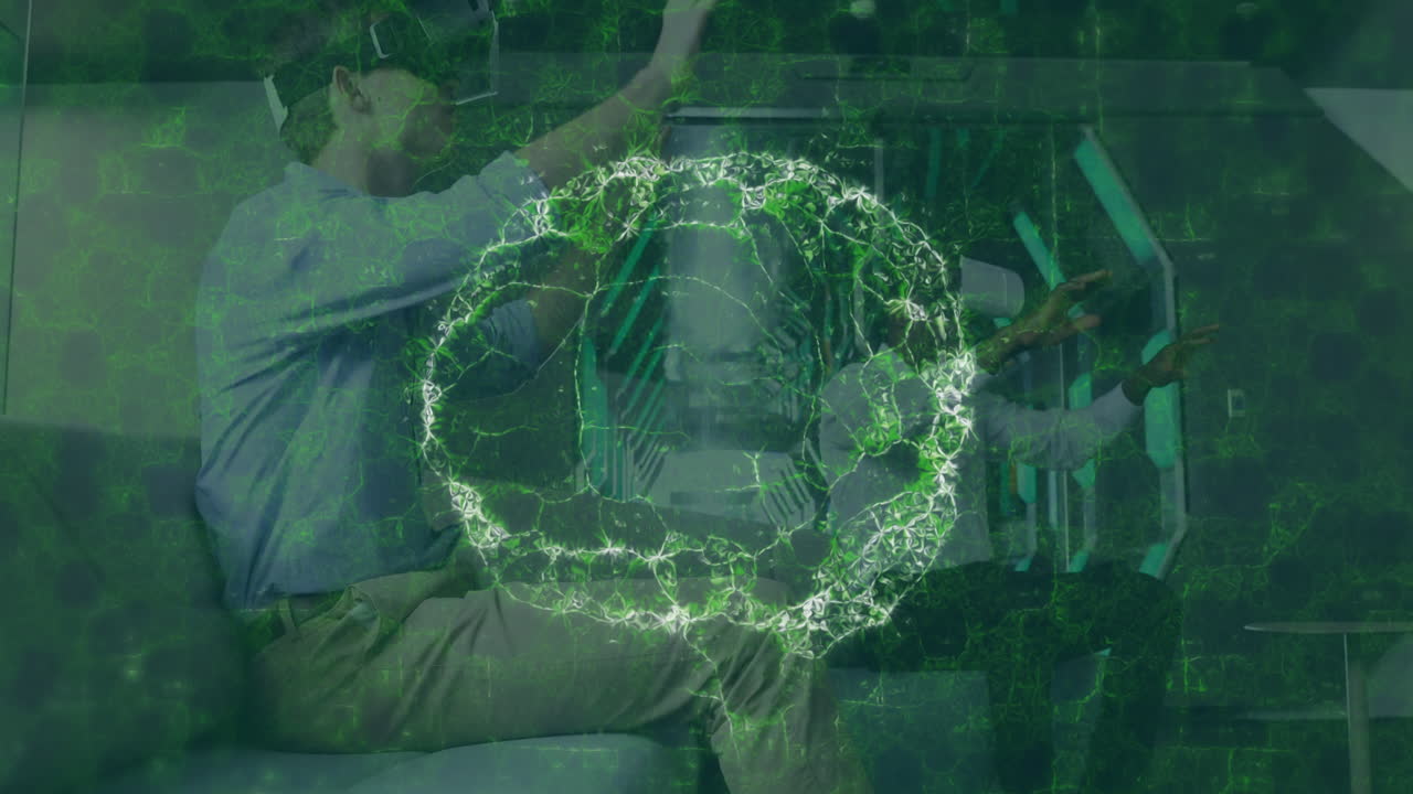 animación de escaneo cerebral y procesamiento de datos médicos en la interfaz, sobre hombre y mujer en auriculares vr