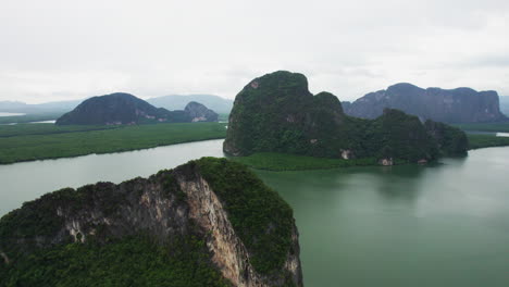 Vista-Aérea-De-La-Isla-Panyee-En-La-Bahía-De-Phang-Nga,-Al-Sur-De-Tailandia