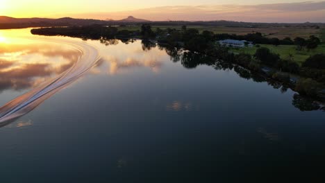 Vista-Aérea-De-Esquiadores-Acuáticos,-Motos-Acuáticas-En-El-Río-Maroochy-Durante-La-Puesta-De-Sol-En-Qld,-Australia