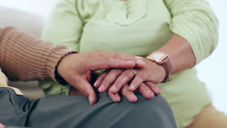 manos, confianza y una pareja de primer plano en su casa