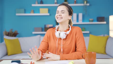 joven empresaria que trabaja en una oficina en casa bailando y sintiéndose feliz.