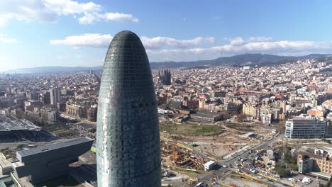 vista aérea del horizonte de la ciudad de barcelona, torre agbar, españa