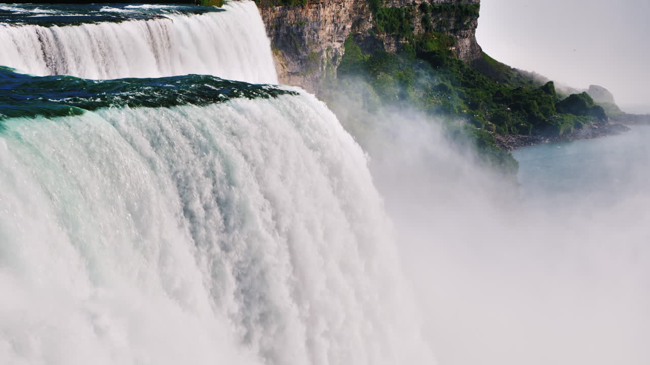 바위를 배경으로 흐르는 물줄기 - 나이아가라 폭포는 관광객들이 많이 방문하는 곳입니다.